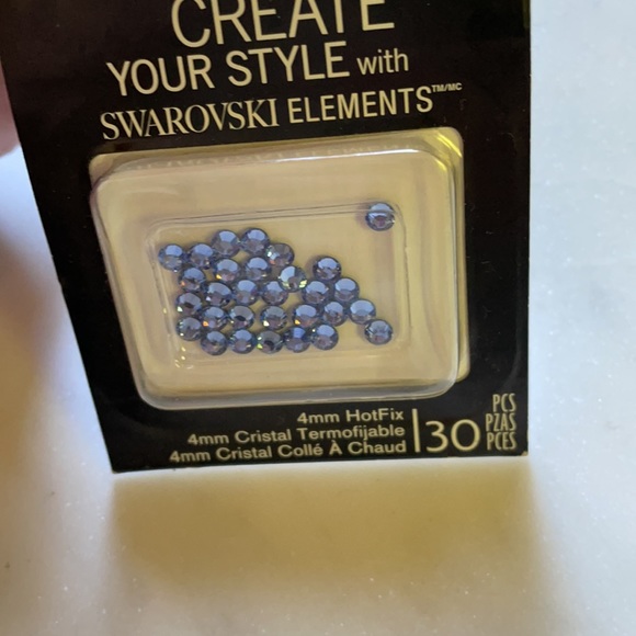 Swarovski | 4mm HotFix Crystals in Light Sapphire - Picture 3 of 6
